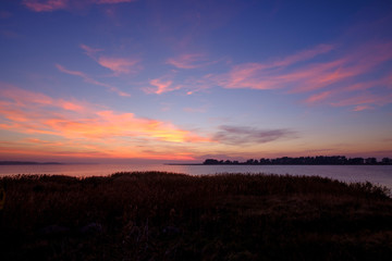 Fototapeta na wymiar Lichtstimmung am Abend bei Zarrenzin mit Blick zur Insel Bock im Nationalpark Vorpommersche Boddenlandschaft, Mecklenburg Vorpommern, Deutschland