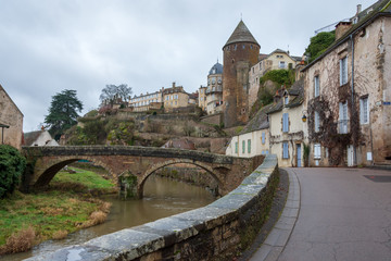 Fototapeta na wymiar Semur-en-Auxois, le pont Pinard sur l'Armançon