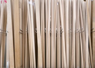 立てかけられた木材