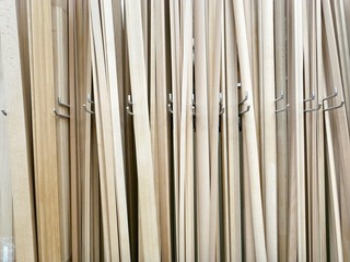 立てかけられた木材