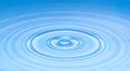Blaue Wellen an der Wasseroberfläche als Textur