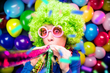  Frau in Karnevalstimmung 