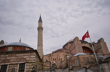 Fototapeta na wymiar Türkische Fahne vor der Hagia Sophia in Istanbul