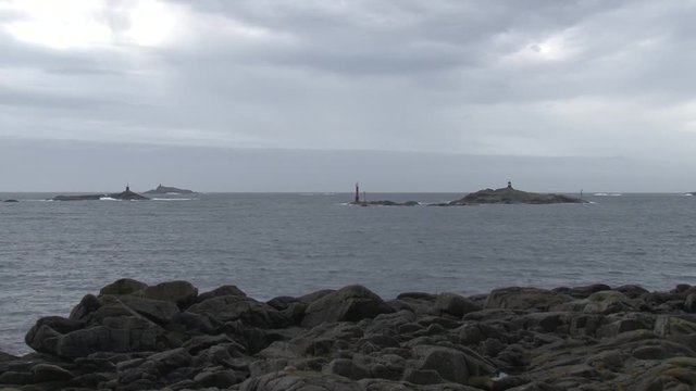 Norwegen, Lofoten, Herbst, Vestvag&oslash;ya, Henningsv&aelig;rstraumen, Straumen, Malstrom, Valberg, Fjord, Vestfjorden, Insel, Leuchtturm, K&uuml;ste, Steilk&uuml;ste, Fels, Wind, Wellen, 