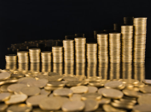 Eine Nahaufnahme von goldenen f&uuml;nfzig Cent M&uuml;nzen