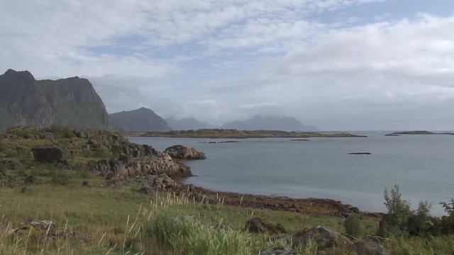 Norwegen, Lofoten, Straumen, Sundklakkstraumen, Kvalnes, 996, Fv996, Fv 996, Stra&szlig;e, Landstra&szlig;e, K&uuml;stenstra&szlig;e, K&uuml;ste, T&uuml;mpel, Insel, Tundra, Gipfel, Felswand
