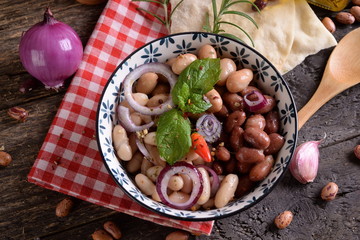 Bowl with Roman beans with onion, herbs and olive oil  