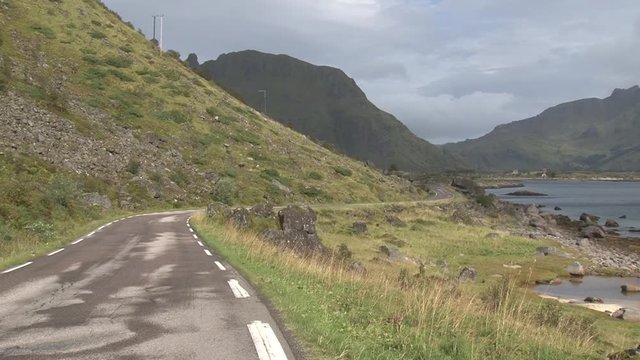 Norwegen, Lofoten, Straumen, Sundklakkstraumen, Kvalnes, 996, Fv996, Fv 996, Stra&szlig;e, Landstra&szlig;e, K&uuml;stenstra&szlig;e, K&uuml;ste, T&uuml;mpel, Insel, Tundra, Gipfel, Felswand