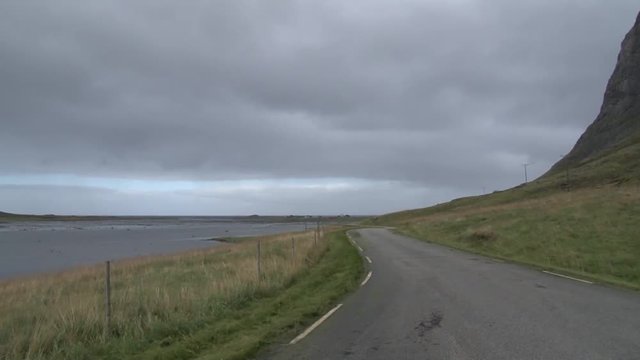 Norwegen, Lofoten, Kvalnes, 996, Fv996, Fv 996, Stra&szlig;e, Landstra&szlig;e, K&uuml;stenstra&szlig;e, K&uuml;ste, T&uuml;mpel, Insel, Tundra, Gipfel, Felswand, unber&uuml;hrt, abgeschieden, Vestersand,