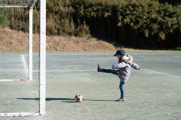 Fototapeta na wymiar サッカーボールで遊ぶ女の子