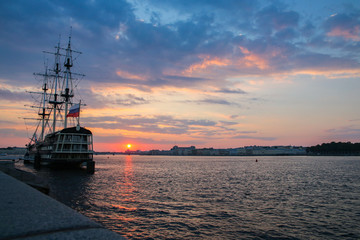 Obraz premium ship at sunset
