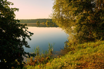 Sommermorgen im Vogelschutz- und Landschaftsschutzgebiet Sauerstücksee bei Grafenrheinfeld, Landkreis Schweinfurt, Unterfranken, Franken, Bayern, Deutschland.