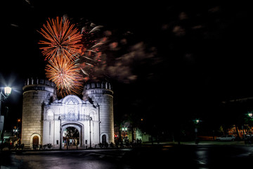 Fuegos artificiales en la noche sobre Puerta Palma en Badajoz