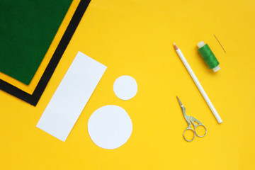 Tutorial how to sew felt leprechaun hat for St. Patrick's day.