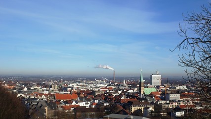 Obraz premium Bielefeld von oben,city, sky, panorama, skyline, night, view, cityscape, building, architecture, blue, panoramic, urban, sunset, landscape, factory, industry, plant, london, industrial, tower, 