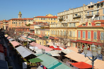 France, côte d'azur, vieux NICE, cours Saleya. Le traditionnel marché aux fleurs et celui des produits régionaux locaux se trouvent sur le cours Saleya.