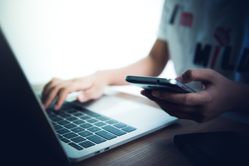 Use credit cards and notebooks to buy. - Images