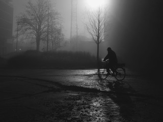Obraz premium early foggy winter morning - man on bike