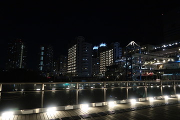 Obraz premium Nocny widok na Odaiba w Tokio