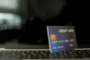 Use credit cards and Macbooks to buy - images