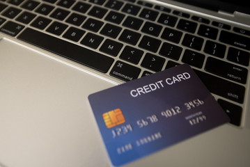 Use credit cards and Macbooks to buy - images