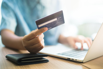 Use credit cards To buy products online - images