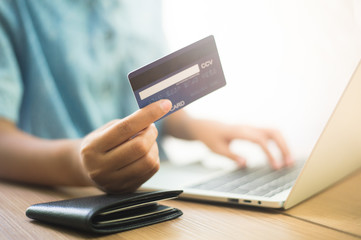 Use credit cards To buy products online - images
