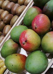 avocado nella cassetta al mercato 