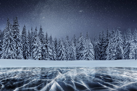 Frozen Lake Night 影像– 瀏覽11,641 個素材庫相片、向量圖和影片| Adobe Stock