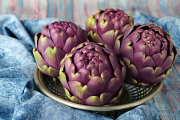 carciofi viola crudi e closeup con  ingredienti