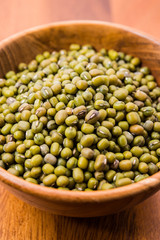 Green beans in bowl on wood backgrounds