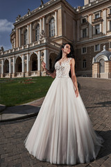 Obraz premium Bride near the castle. Bride in a wedding dress near the castle in the nature.