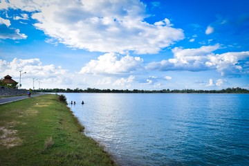 Obraz premium lake and blue sky