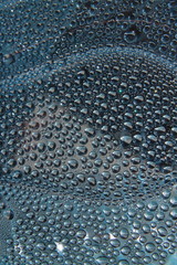 bollicine d'acqua in una bottiglia di plasticca