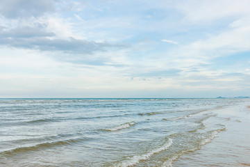 Obraz premium Soft wave of the sea on the sandy beach.