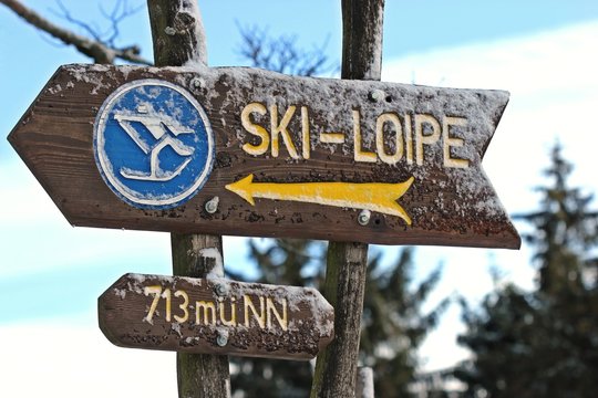 Wegweiser zur Ski-Loipe auf dem Hohen Meissner