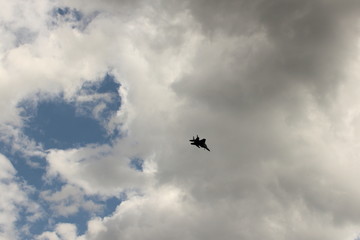 戦闘機の影