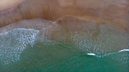 Fototapeta premium Beautiful aerial view of a beach with waves