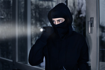 Einbrecher mit Taschenlampe in Wohnung 