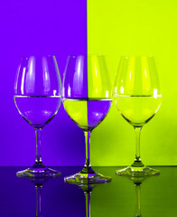 Calici di vino colorati a scacchiera