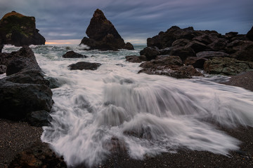 Obraz premium Sunset at a Rocky Northern California Beack