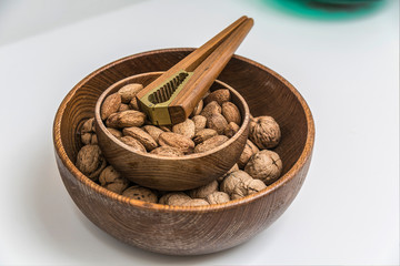Nueces en cuenco de madera