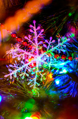 Obraz na płótnie Canvas Close-up of a Christmas snowflake toy on a Christmas tree 
