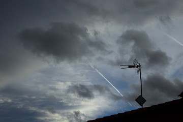 Cielo nublado con silueta de antena