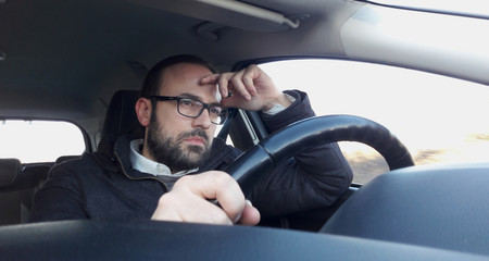Tassista in giro per la città - mal di testa