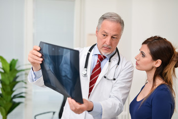 Obraz premium Doctor showing a radiography to his patient