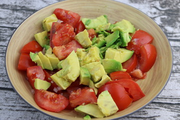 Salade avocats tomates