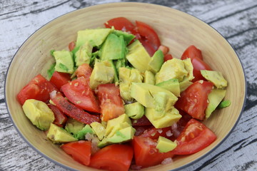 Salade avocats tomates