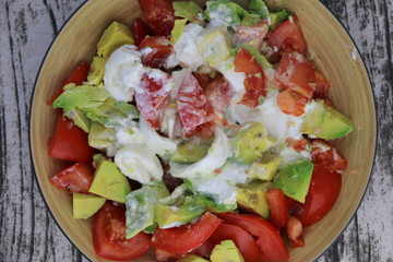 Salade avocats tomates burrata