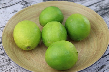 Citrons verts dans un bol